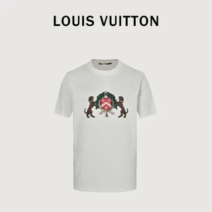 Louis Vuitton路易威登 双犬烫钻圆领短袖 第一时间原版购入开发,采用15S精棉平纹面料230g 本款棉质T恤向威斯敏斯特遛狗一族采撷灵感,为正面谐趣Dog 徽章图案点缀刺绣和珠饰,并以醒目纱线刺绣后部的手写体标识.采用细支数纱线织造,使得面料质地轻薄,透气性好,穿着舒适.经过精梳处理,去除杂质和短纤维;纱线品质较高,织物结构紧密,因此具有较好的耐穿性.渗透水性平网印花制作,印花浆料通过平网版印刷到织物上,然后利用浆料的渗透性使染料渗透到织物的纤维中,从而实现印花效果.由于胶浆具有水溶性,因此易于洗除,能改善成品手感.胸前图案选用高品质的树脂材料,确保珠饰的光泽度和耐用性.在树脂珠饰构成的标识的关键部位镶嵌闪耀的仿水晶.仿水晶的颜色与树脂珠饰相近的色调,以营造出和谐统一的整体风格;也可以选择对比鲜明的颜色,以突出鲜明个性和独特气质. 003